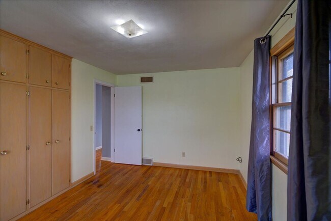 Building Photo - 714 N Meadow Ln