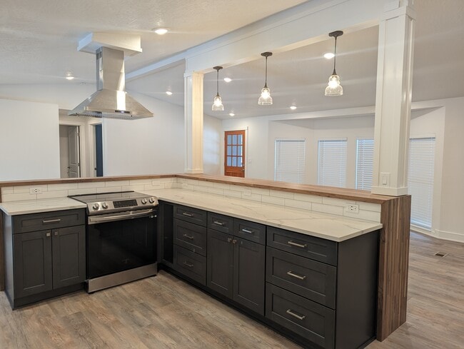 Building Photo - 16867 Whittier Dr