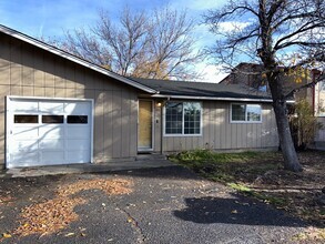 Building Photo - 2 Bedroom / 1.5 Bathroom Duplex in Redmond...