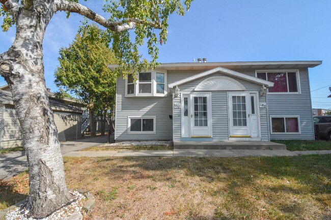 Primary Photo - Spacious 2 Bed, 1.5 Bath Split-Level Townh...