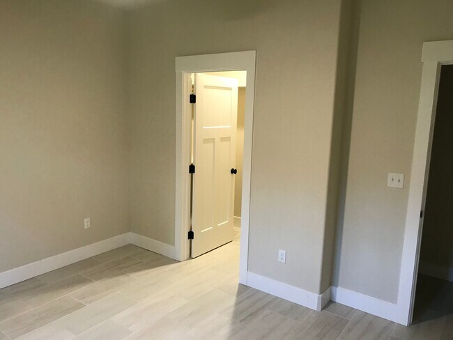 Building Photo - Newly Built Home with 3 Primary Suites complete with full Bathroom in ideal location!