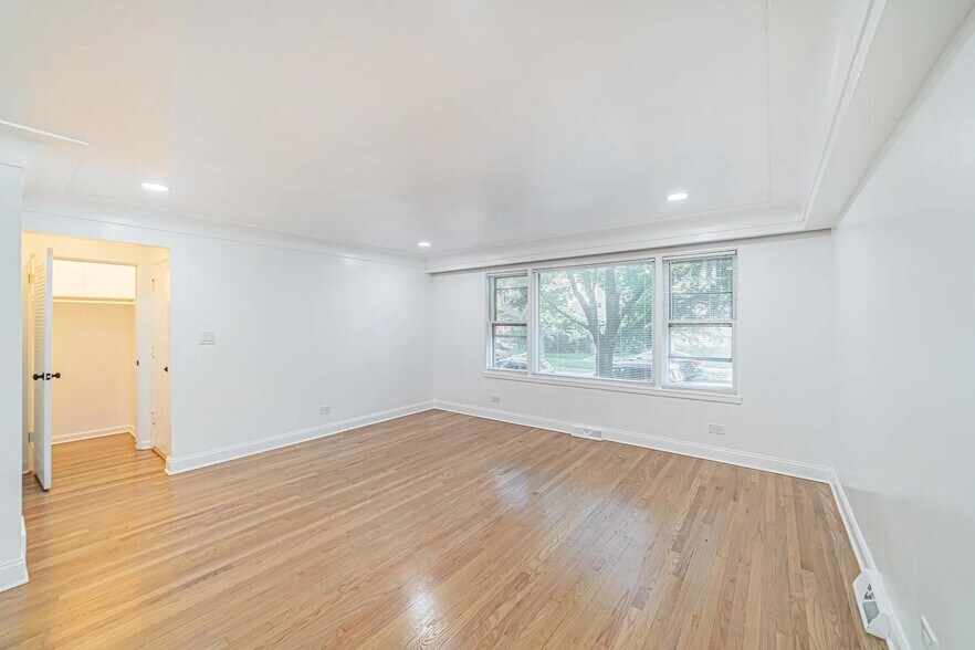 Building Photo - 7530 N Oakley Ave