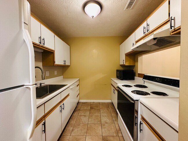 Building Photo - Charming 2-Story Condo in Quiet Knoxville Community – Minutes from Downtown!