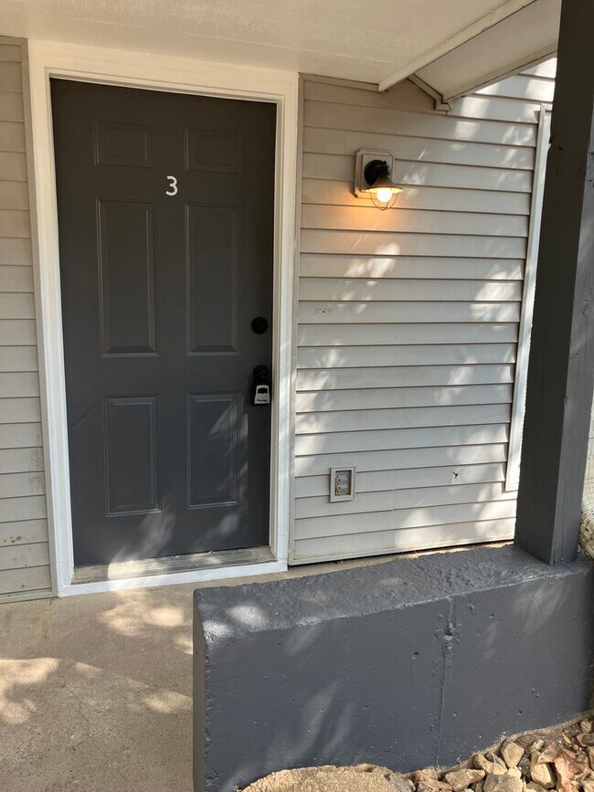 Building Photo - Remodeled 2 bathroom Townhouse on Sunset i...