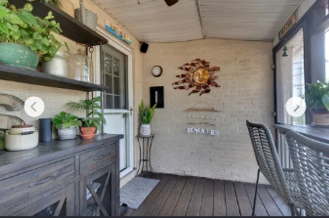 Building Photo - 4 Bedroom with a Hot Tub in the heart of t...