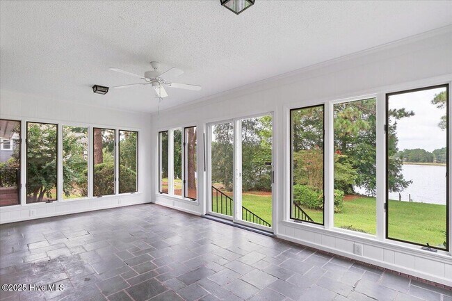 Building Photo - 60 Pine Lake Dr