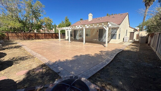 Building Photo - West Palmdale Home