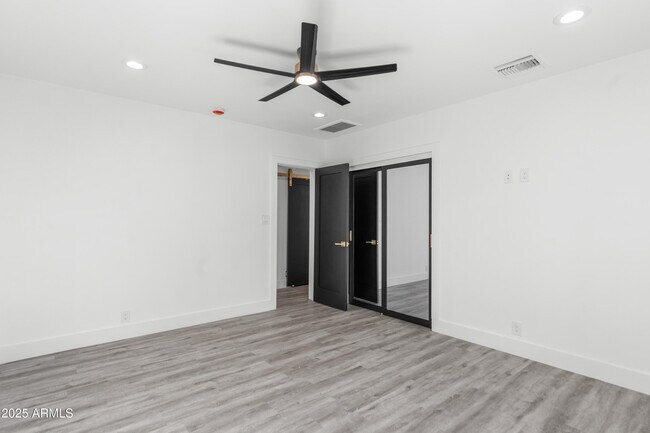 Building Photo - 2502 E Whitton Ave