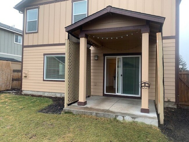 Building Photo - 4 Bed/2.5 Bath Single Family Home in SE Bend