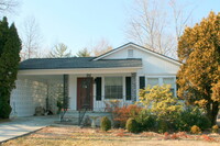 Building Photo - 2 Bedroom house in Hendersonville!!