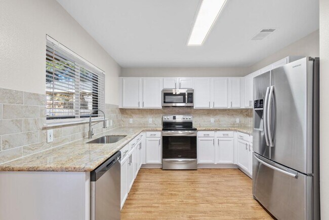 Building Photo - 905 Lodosa Dr