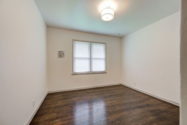 Building Photo - * * * $500 Move-In Special * * * Charming ...