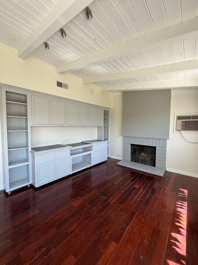 Building Photo - Lovely Home with 3 bedrooms, 2 bath plus o...