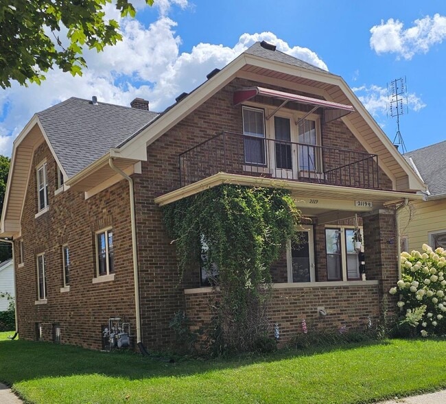 Primary Photo - 2119 Lasalle St