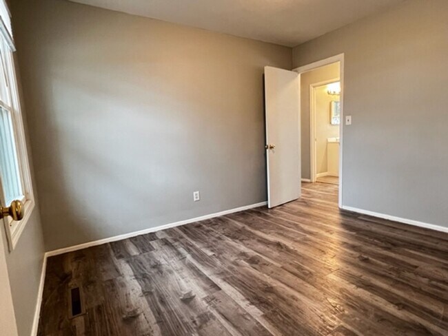 Building Photo - 3 BR/ 1 BA w/ renovated kitchen and bath