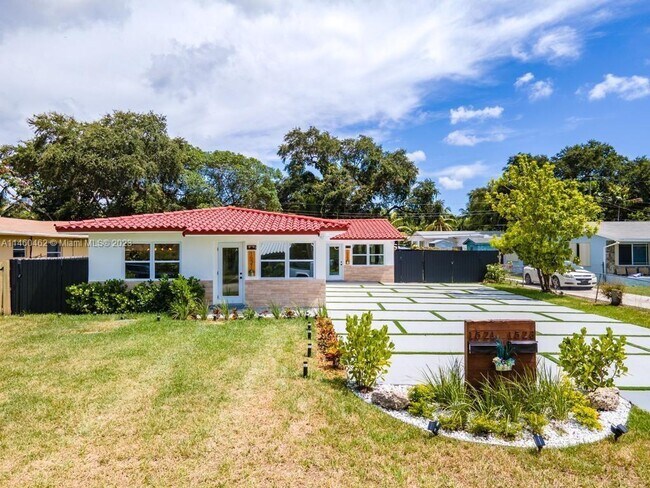 Building Photo - 1521 NE 148th St