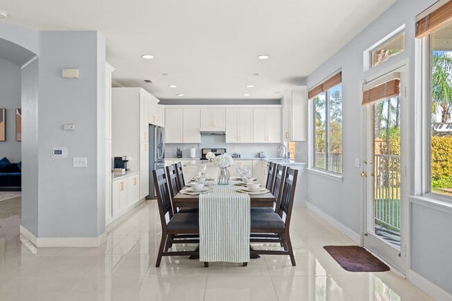 Building Photo - 10919 Mirador Dr