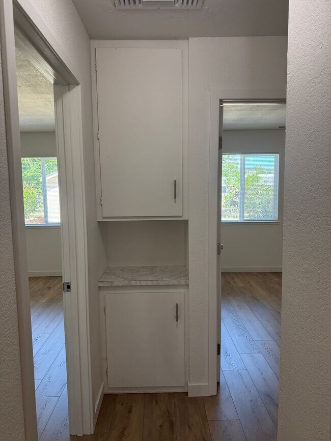 Building Photo - Newly renovated Cottage in Shasta Lake City!