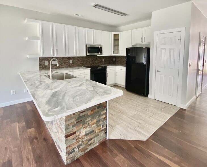 Primary Photo - 1328 Stone Manor Dr
