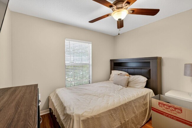Building Photo - Available June 15th! 3BR Home in Tavares with Huge Backyard