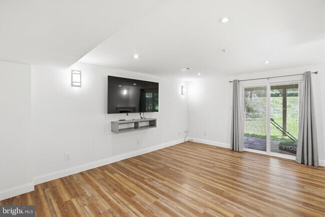 Building Photo - 3052 Benefit Ct