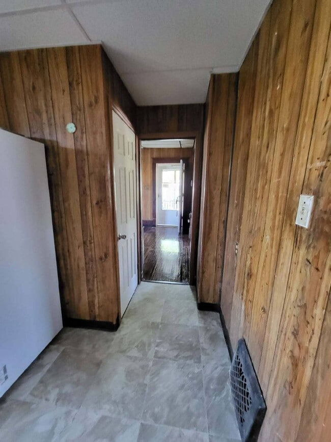 Building Photo - 825 S Seneca Ave