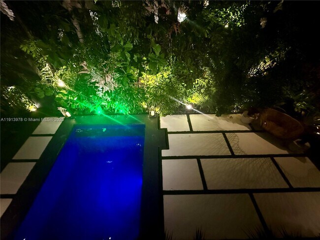 Building Photo - 3554 W Glencoe St