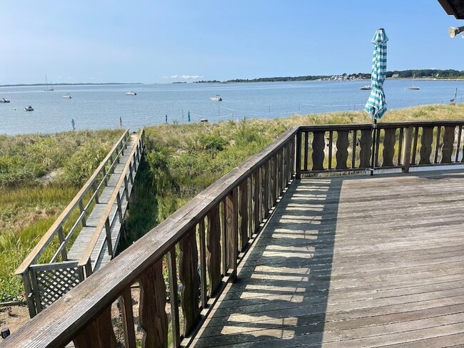 Building Photo - 14 Oak St