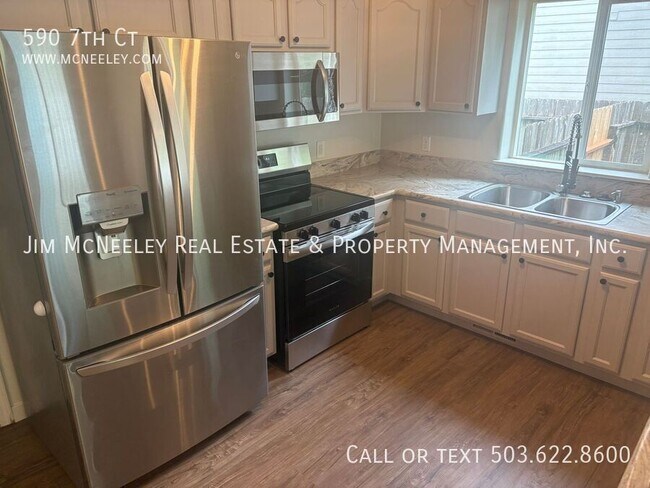 Building Photo - 590 7th Ct