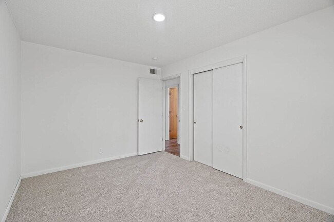 Building Photo - Charming & Newly Updated 2BR Duplex with F...