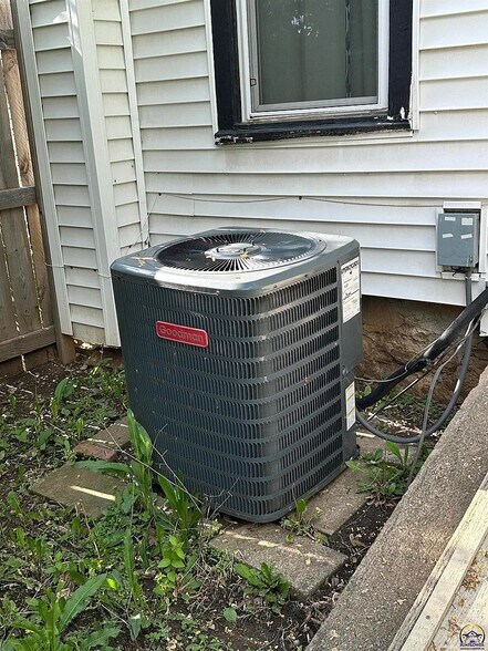 Building Photo - 3839 SW Sena Dr