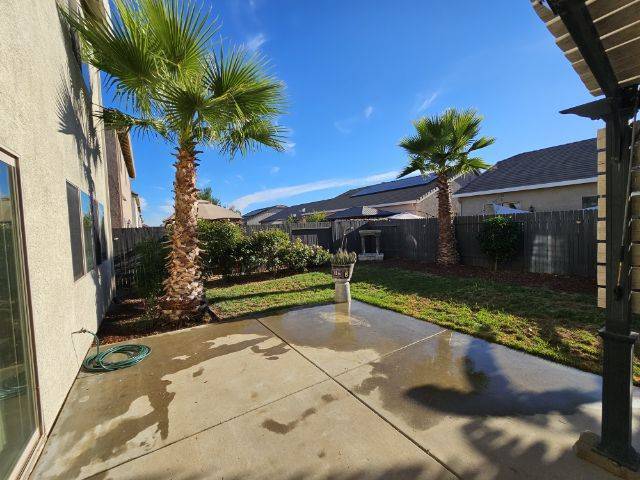 Building Photo - 5620 Bloom Dr