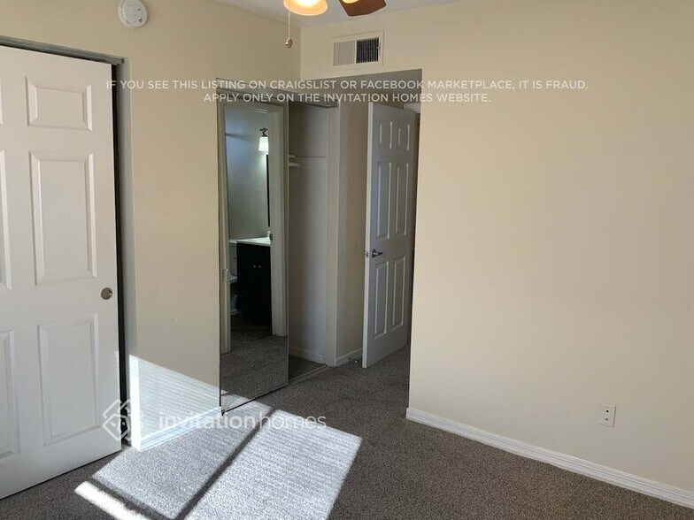 Building Photo - 3033 E Corrine Dr