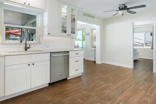 Building Photo - 731 44th Ave NE