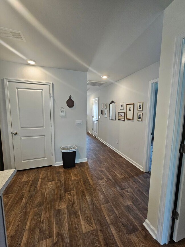 Building Photo - 4 Bedroom Home in Surf City!