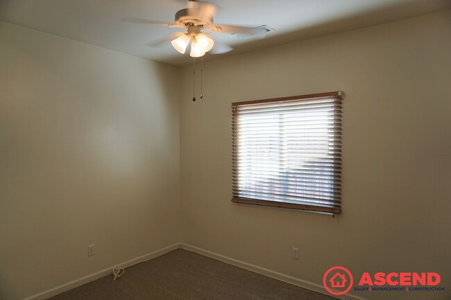 Building Photo - Charming Home in North Bakersfield!