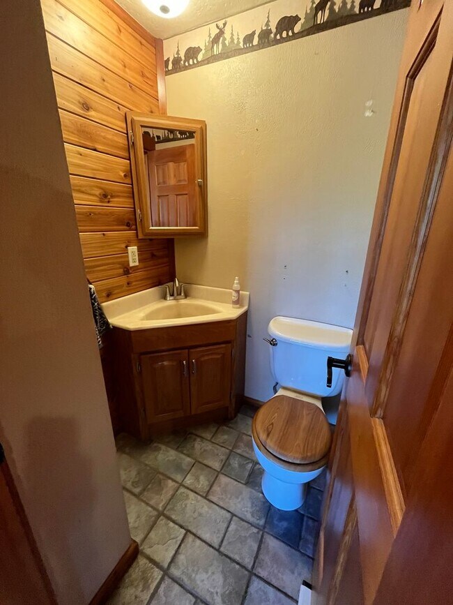 Building Photo - Custom Rustic 4-Bdr on beautiful 5 acres with Greenhouse in Sisters!