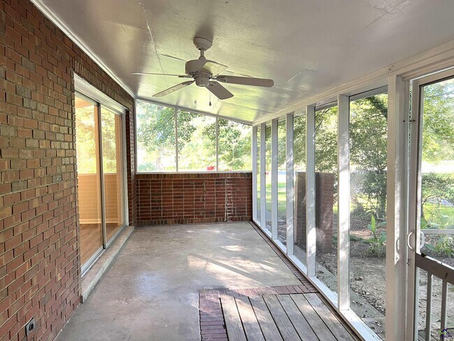 Building Photo - 4693 Twin Oak Dr