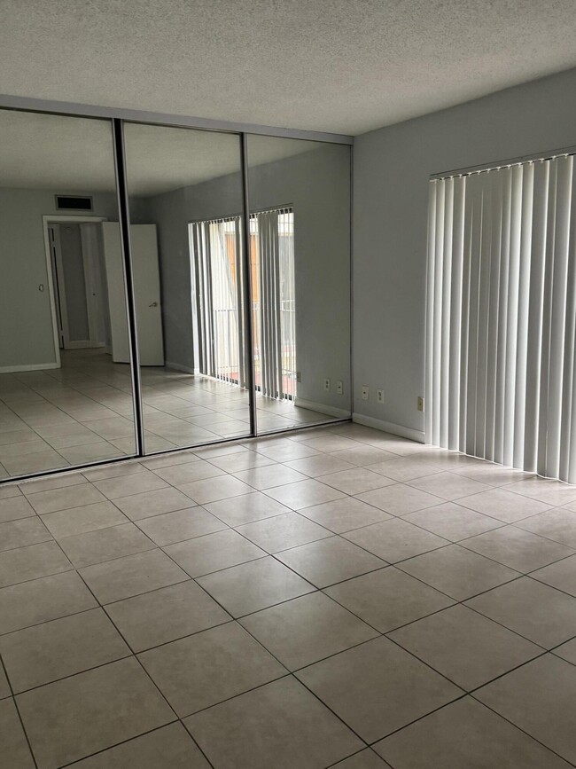 Building Photo - 265 Lake Arbor Dr