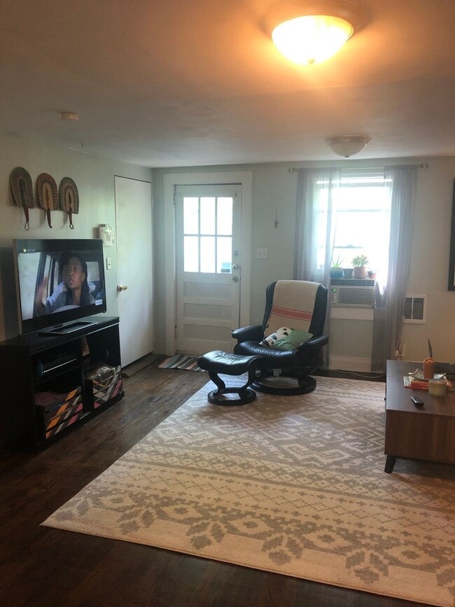 Building Photo - Charming 2 Bed/ 1 Bath upstairs Apartment ...
