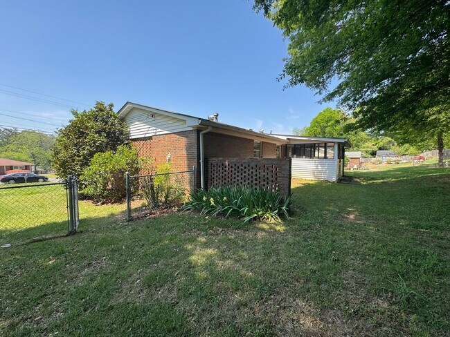Building Photo - Nice 3/2 House in Lindale- $1,495