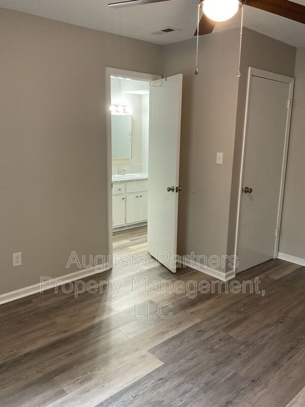 Building Photo - 1546 Hamilton Dr