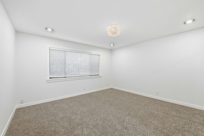 Building Photo - Hidden Gem at Saratoga Creekside – End Unit with Yard