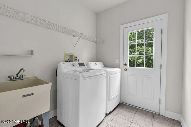 Building Photo - 8 Connor Dr