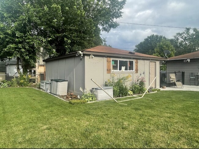 Building Photo - 460 Flagstaff Ln