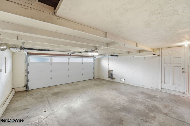 Building Photo - 536 W Hillsdale Blvd
