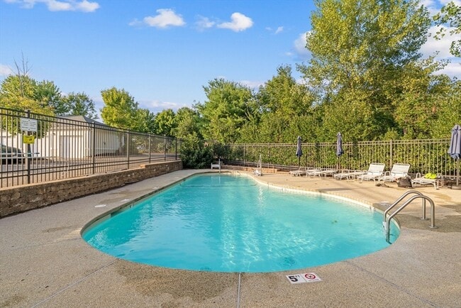 Building Photo - 614 Pond St