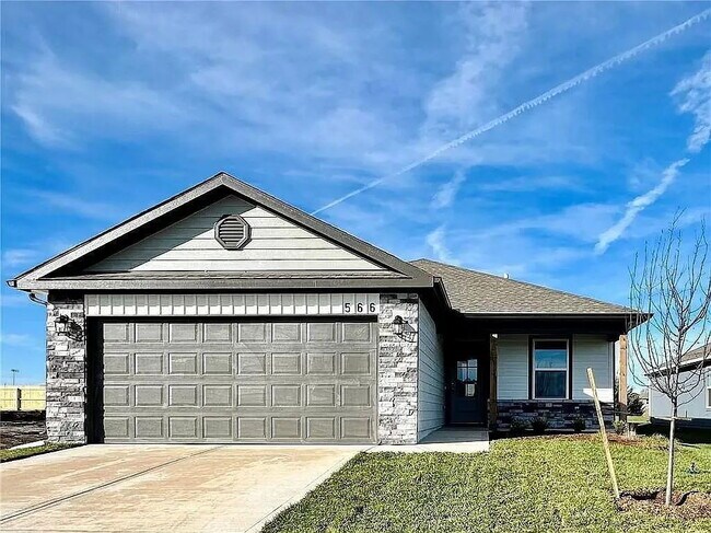 Building Photo - "Charming 4-Bedroom Oasis with 2 Baths & 1800 Sq Ft in Gardner, KS"