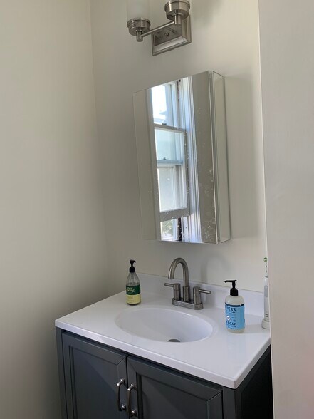 Building Photo - 10 Clary St