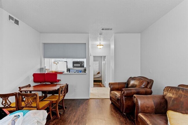 Building Photo - 806 W 24th St